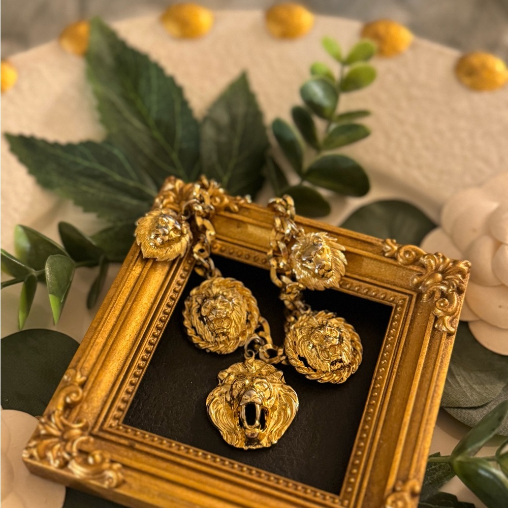 Gold Lion VTG Charm Bracelet - Picture 2 of 11
